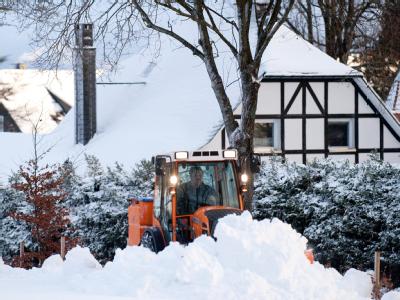 Ein Räumfahrzeug befreit in Winterberg einen Weg vom Schnee. Foto: Bernd Thissen Schnee in Winterberg