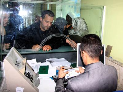 Bankkunde in Tripolis: Die UN haben die Sanktionen gegen Libyens Banken aufgehoben. Foto: str/ Archiv Bank in Libyen