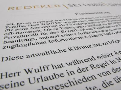 Pressemitteilung der Anwälte von Bundespräsident Wulff: Sie enthält eine Liste privater Urlaubsreisen, bei denen er Gast befreundeter Geschäftsleute war. Foto: Franz-Peter Tschauner Liste der Urlaubsreisen von Wulff