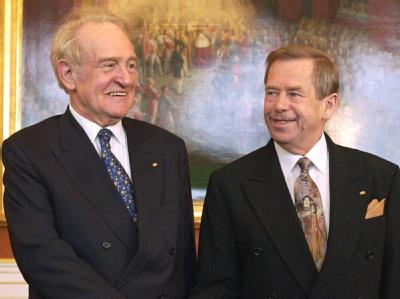 Bundespräsident Johannes Rau wird am 5.6.2002 in Prag von seinem tschechischen Amtskollegen Vaclav Havel (r) begrüßt. Vaclav Havel