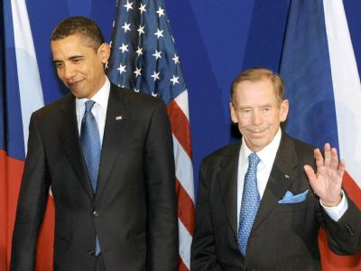 US-Präsident Barack Obama (l) über Vaclav Havel: «Sein friedlicher Widerstand erschütterte die Grundfesten eines Imperiums.» Foto: CTK Photo/Michal Dolezal Vaclav Havel