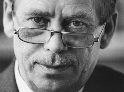 Anfangs verschob Havel am Theater Kulissen, später schrieb er Stücke. Foto: dpa/Archiv Vaclav Havel