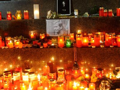 Zum Gedenken an Vaclav Havel haben Menschen in Prag Kerzen angezündet. Foto: Filip Singer Gedenken an Havel in Prag