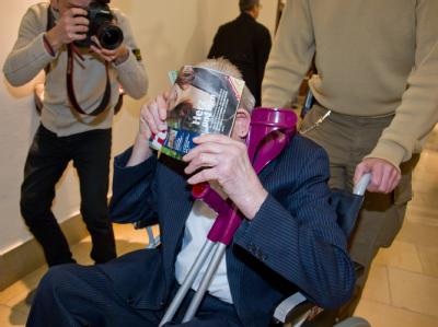 Mehr als 30 Jahre hatte Adolf B. Sex mit der eigenen Tochter. Dafür wurde er jetzt zu knapp drei Jahren Haft verurteilt. Foto: Daniel Karmann Nürnberger Inzest-Prozess