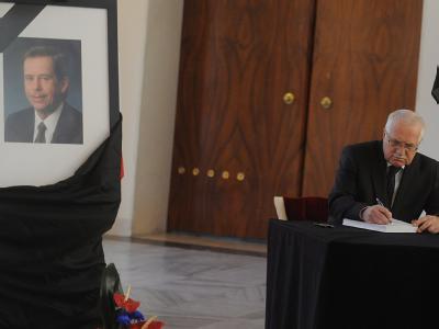 Tschechien Präsident Vaclav Klaus trägt sich ins Kondolenzbuch für Vaclav Havel ein. Foto: Filip Singer Kondolenzbuch