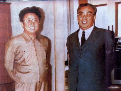 Die Begründer der Kim-Dynastie: Vater Kim Il Sung (r) und sein Sohn und Nachfolger Kim Sung Il. Foto: Yonhap Kim Jong Il und Kim Il Sung