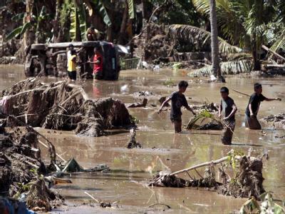 Durch den Tropensturm «Washi» sind auf den Philippinen mehr als 1000 Menschen ums Leben gekommen. Foto: Dennis M. Sabangan Sturzfluten auf den Philippinen