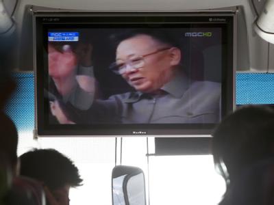Menschen in Südkorea verfolgen Berichte über den Tod von Nordkoreas Machthaber Kim Jong Il im Fernsehen. Foto: Jeon Heon Kyun Kim Jong Il ist tot