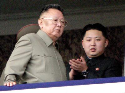 Kim Jong Il (L) und sein Sohn Kim Jong Un bei einer Militärparade im Oktober 2010. Foto: STF/Archiv Vater und Sohn Kim