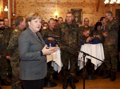 In Pristina besuchte Kanzlerin Merkel deutsche Soldaten der NATO-geführten Friedensmission. Foto: Valdrin Xhemaj Merkel im Kosovo
