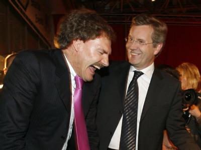 2007: Der damalige Ministerpräsident Niedersachsens, Christian Wulff (r), mit dem damaligen AWD-Vorstandsvorsitzenden Carsten Maschmeyer. Foto: Jochen Lübke/Archiv Wulff und Maschmeyer
