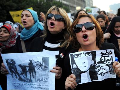 Mehrere tausend Frauen protestierten in Kairo gegen Übergriffe von Soldaten gegen weibliche Demonstranten. Foto: Mohamed Omar Frauen demonstrieren in Kairo