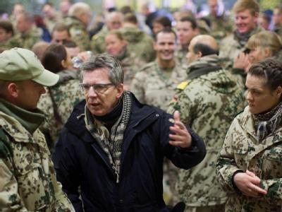 Im Feldlager der Bundeswehr im Gespräch mit den Soldaten. Foto: Michael Kappeler/Archiv Thomas de Maizière