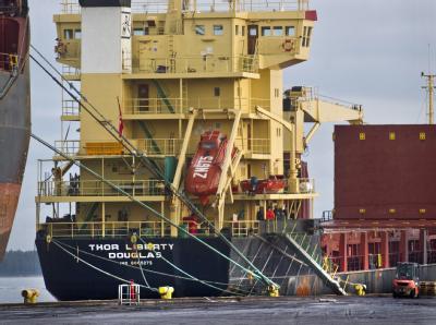 Auf der «Thor Liberty hat die finnische Polizei Luftabwehrraketen und Sprengstoff gefunden. Foto: Juha Metso Thor Liberty