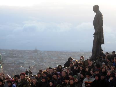 Zehntausende säumten die Straßen, wie hier unter der Statue des ersten tschechoslowakischen Präsidenten Tomas Garrigue Masaryk. Foto: Filip Singer Trauer in Prag