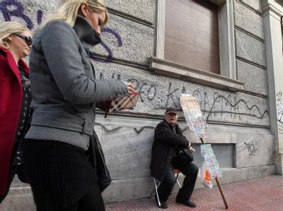 Der eine oder andere hofft, dass ein Lottogewinn ihn aus der Krise bringt - andere gehen ins Ausland. Foto: Orestis Panagiotou/Archiv Lotto-Verkäufer in Griechenland