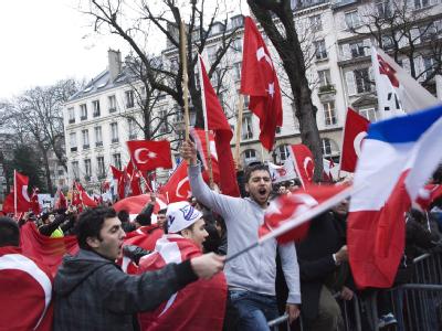 Heftige Proteste vor der Pariser Nationalversammlung. Foto: Emma Foster Proteste in Paris.