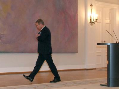Will seiner Verantwortung als Staatsoberhaupt gerecht werden: Christian Wulff nach einer offiziellen Erklärung im Schloss Bellevue. Foto: Wolfgang Kumm Wulff-Pressekonferenz