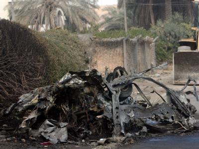 Das war mal ein Auto: Das Wrack eines Bombenfahrzeugs in Bagdad. Foto: Ali Abbas/Mohammed Jalil Bomben-Auto