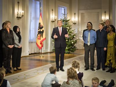 Zur Ansprache des Bundespräsidenten waren rund 60 Bürger ins Schloss Bellevue eingeladen. Foto: Bundespresseamt/Jesco Denzel Weihnachtsansprache des Bundespräsidenten