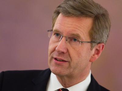 Wulff sagte, er verstehe die Irritationen, die sein Privatkredit bei einem niedersächsischen Unternehmer ausgelöst hatte. Foto: Michael Kappeler Bundespräsident Christian Wulff vor der Presse