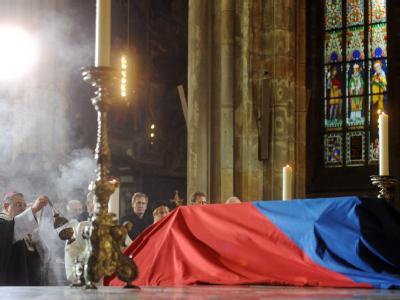 Der Sarg im Prager Veitsdom. Foto: Filip Singer Der Sarg