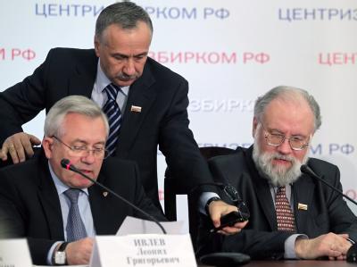 Der Leiter der Wahlkommission für die russische Parlamentswahl, Wladimir Tschurow (r) bei einer Pressekonferenz. Foto: Sergei Chirikov Wahlleiter Wladimir Tschurow