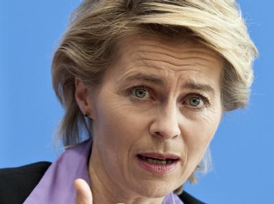 Bundesarbeitsministerin Ursula von der Leyen sieht den Arbeitsmarkt in Deutschland trotz Euro-Krise und abflauender Konjunktur auch 2012 im Aufwind. Foto: Robert Schlesinger/Archiv Ursula von der Leyen