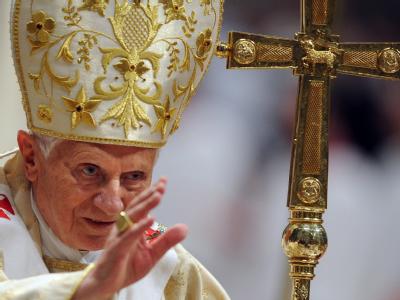 Papst Benedikt XVI. hat bei der Christmette im Petersdom zur Abkehr von Gewalt und Materialismus aufgerufen. Foto: Claudio Onorati Christmette im Petersdom