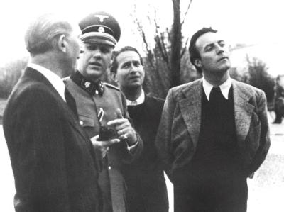 Johannes Heesters (r.) während seines Besuchs im Konzentrationslager Dachau im Jahr 1941. Foto: epa/str Heesters-Besuch im KZ Dachau