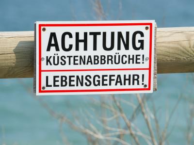 Warnschild, das auf die Abbruchgefahr an der Steilküste am Strand von Kap Arkona auf Rügen hinweist: Immer wieder kommt es auf der Insel zu gefährlichen Felsabbrüchen. Foto: Stefan Sauer. Warnschild