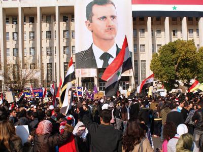 Aufzug von Assad-Anhängern in Damaskus. Beobachter der Arabischen Liga haben in der Protesthochburg Homs ihre Mission in Syrien gestartet. Foto: Syrian Arab News Agency Assad-Anhänger in Syrien