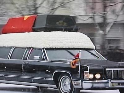 Das Staatsfernsehen zeigt Bilder, wie der Sarg des Diktators mit einem Autokorso durch Pjöngjang gefahren wurde. Foto: Yonhap News Agency/ Korean Central TV Broadcasting Station Staatskarosse mit dem Sarg von Kim Jong Il