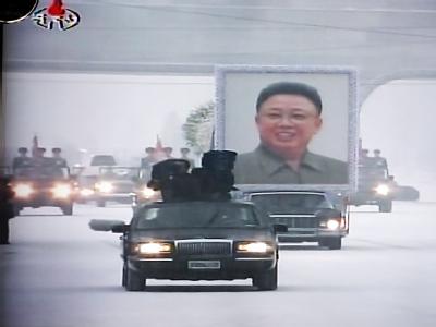 Mit einer öffentlichen Trauerfeier nimmt Nordkorea von Militärmachthaber Kim Jong Il Abschied. Foto: Yonhap News Agency/ Korean Central TV Broadcasting Station Autokorso