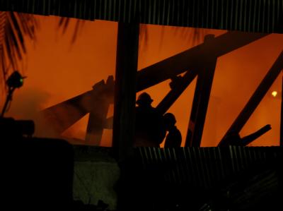 Feuerwehrleute bekämpfen den Brand in einem Lagerhaus in Rangun. Foto: Nyein Chan Naing Großbrand in Rangun