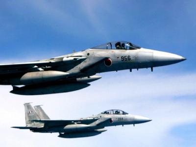 Zwei F-15-Jets der japanischen Selbstverteidigungskräfte. Foto: Hitoshi Maeshito / Archiv F-15 Jet