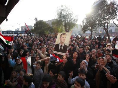 Pro-Assad-Kundgebung in Homs am 29.12.2011 (Foto: Youssef Badawi). In mehreren Städten protestierten zehntausende Menschen gegen die Beobachter der Arabischen Liga. Pro-Assad-Kundgebung