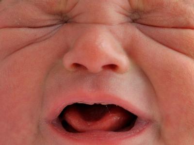 Unzufrieden mit dem Namen? Ein zwei Tage altes Baby zeigt sich unzufrieden. Foto: Julian Stratenschulte Baby