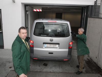 Ein Polizeifahrzeug, in dem sich ein Verdächtiger befindet, fährt in das Justizzentrum in Augsburg. Foto: Karl-Josef Hildenbrand Verdächtige des Polizistenmordes vor Ermittlungsrichter