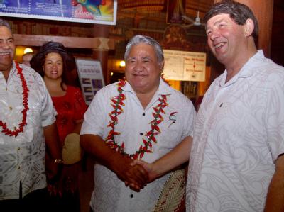Im Gebetshaus der Regierung in Samoas Hauptstadt Apia: Premierminister Tuilaepa Sailele Malielegaoi (M) und der neuseeländische Hochkommissar Nick Hurley (r) begrüßen den neuen Tag. Foto: Ronald Kubik Samoa