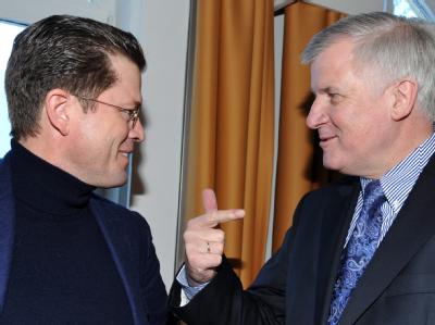 Karl-Theodor zu Guttenberg (l) und der CSU-Parteivorsitzende Horst Seehofer im Januar 2011 in Wildbad Kreuth am Tegernsee. Foto: Peter Kneffel Guttenberg und Seehofer