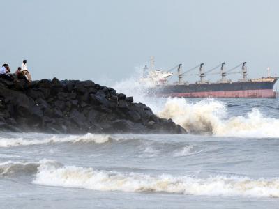 Ein Containerschiff ist vor der Südostküste Indiens während des Zyklons In Seenot