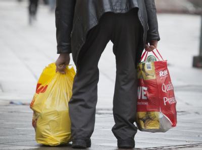 Die meisten der Versicherten, die den Krankenkassen Geld schulden, gelten als arm. Foto: Frank Rumpenhorst / Archiv- und Symbolbild Mann sammelt Pfandflaschen