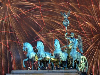Bei der Open-Air-Silvesterparty auf der zwei Kilometer langen Festmeile entlang der Straße des 17. Juni in Berlin feierten rund eine Million Menschen Silvester. Foto: Britta Pedersen Jahreswechsel 2012 am Brandenburger Tor