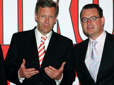 Der damalige Ministerpräsident des Landes Niedersachsen, Christian Wulff und «Bild»-Chefredakteur Kai Diekmann (l-r). Foto: Sören Stache/Archiv. Wulff und Diekmann