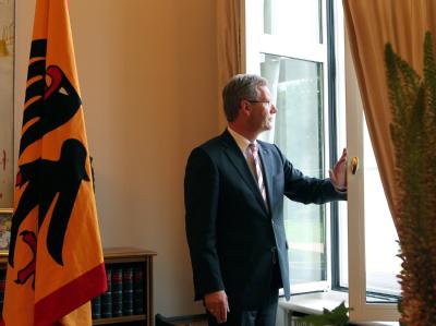 Bundespräsident Christian Wulff am Fenster seines Arbeitszimmers im Schloss Bellevue. Foto: Wolfgang Kumm Bundespräsident Christian Wulff