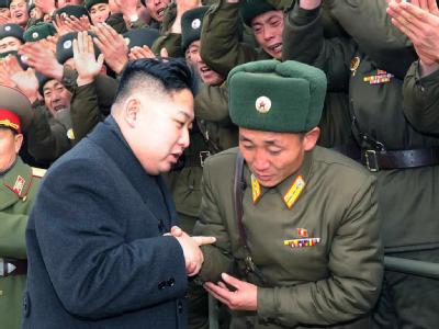 Kim Jong Un, das Kim Jong Un inspiziert Panzerdivision