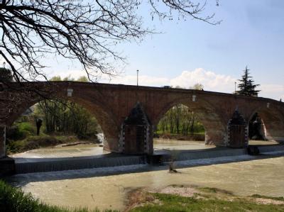 Brücke über dem Rubikon (Fiume Rubicone) in der Nähe von Cesena: Wer den Rubikon sprichwörtlich überschreitet, kann diesen Schritt nicht rückgängig machen. Foto: ANSA/ Pasuale Bove Der Fluss 'Rubikon'