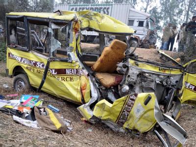 Der Schulbus nach dem frontalen Zusammenstoß mit einem Lastwagen. Foto: STR Wrack