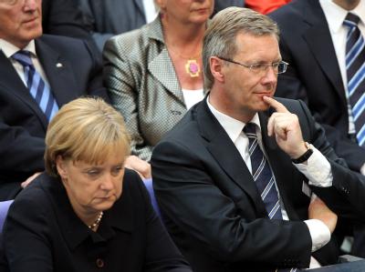 Bundeskanzlerin Angela Merkel und Bundespräsident Christian Wulff. Foto: Wolfgang Kumm/Archiv Christian Wulff und Angela Merkel